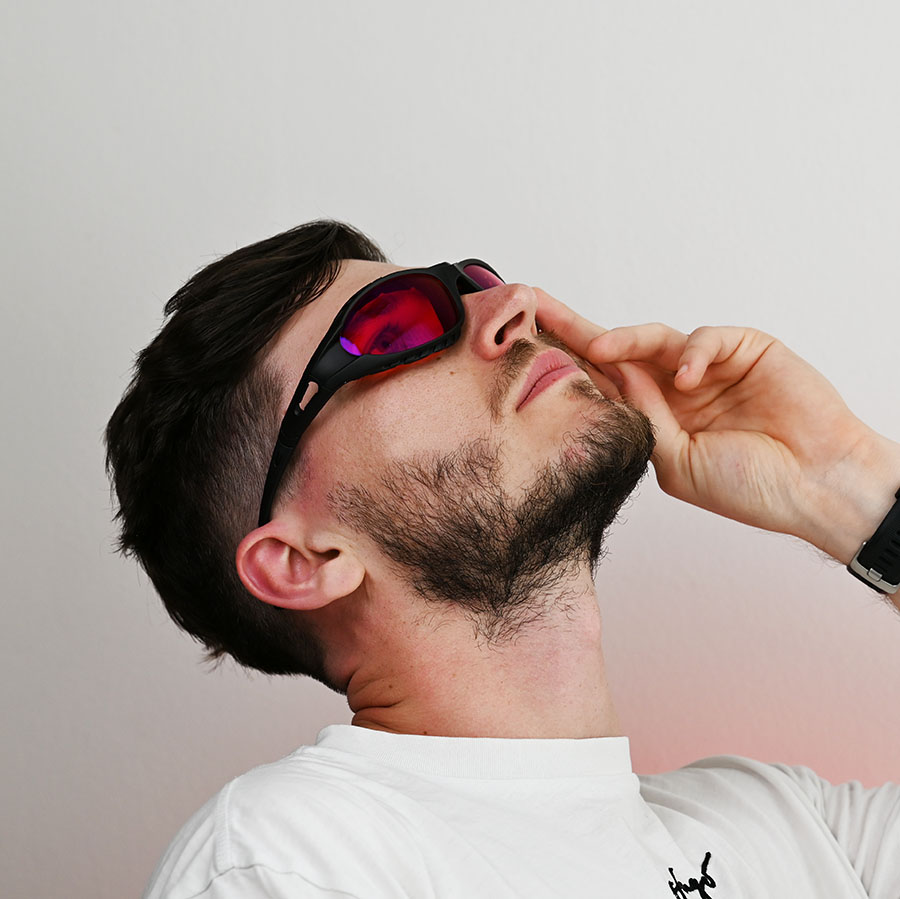 Stilvolle Brille gegen rotes Licht